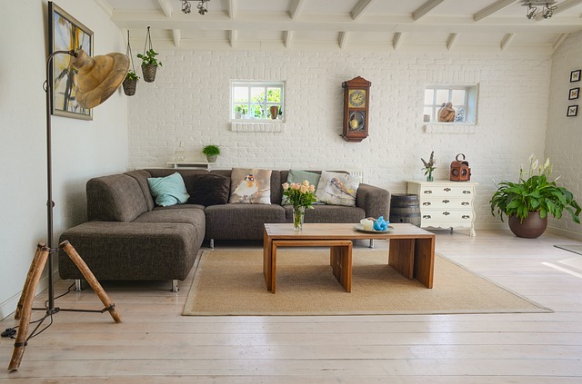 Consejos para crear un ambiente relajante en tu sala de estar con la iluminación adecuada y elementos decorativos